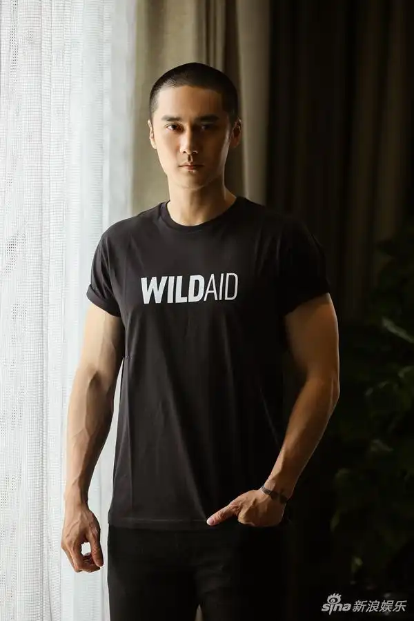 蒋劲夫现身迪士尼忙公益 穿着简洁露健硕手臂