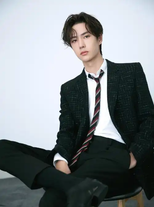 王一博格纹黑西装帅气写真图片47