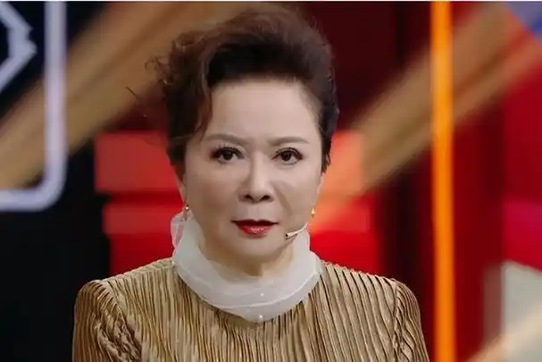 小品女王蔡明也头疼儿子丁丁36岁仍未婚让她骄傲也是心病