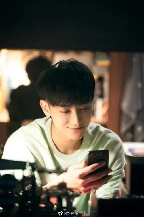 黄子韬新剧当爸带娃的样子