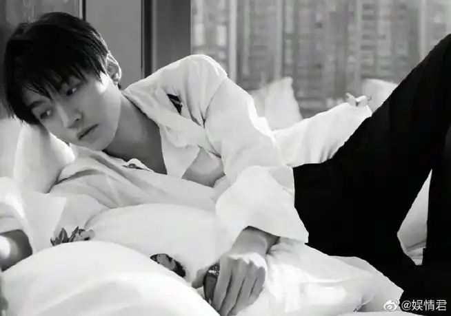 王俊凯露肩锁骨杀