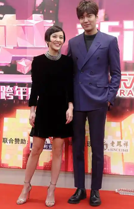 杨幂,刘恺威 当晚身穿一袭白色连衣裙亮相的杨幂,完美身线更是一览无