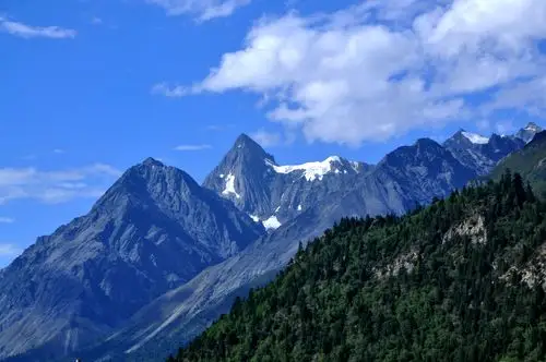 巍峨耸立的雪山骄子.湖水的源头就靠周边的融化的冰川雪山之水供给.