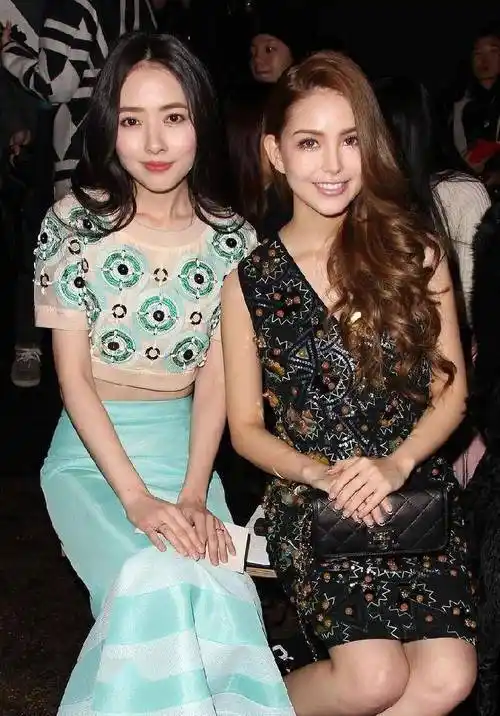 郭碧婷同框昆凌穿短t恤配半裙露出腰腹看着气质好娇嫩