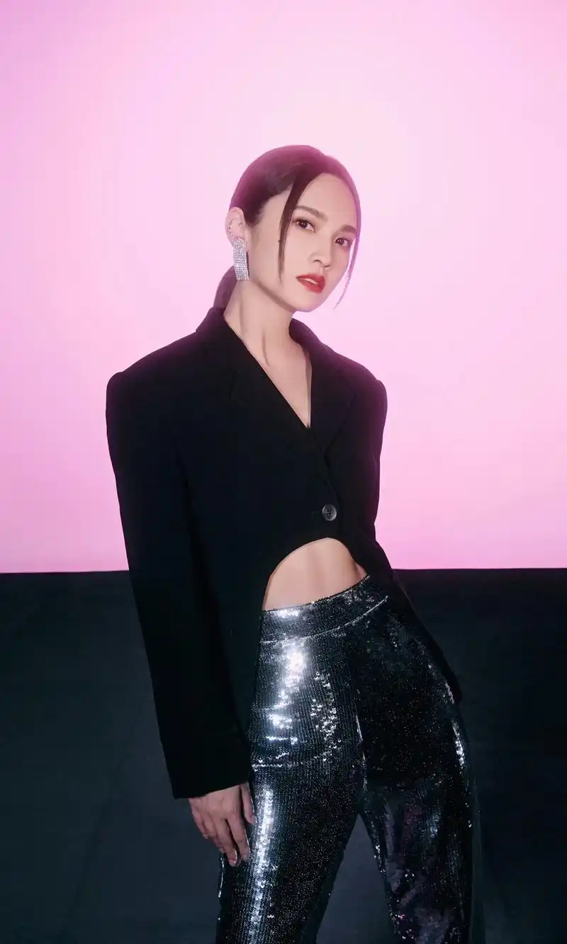 气场全开,闪闪发光🌟.是舞台王者也是时髦精,#杨丞琳 西装 - 抖音