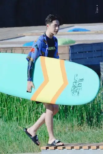 王一博晒出了海边的造型,身穿花衬衫短裤搭配渔夫帽