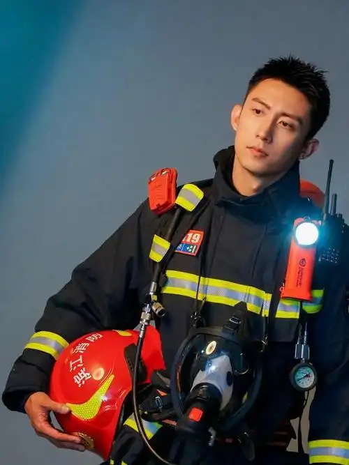 黄景瑜:在娱乐圈"服兵役"的男明星,穿上军装究竟有多帅?