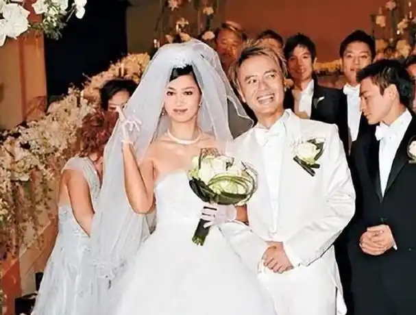 隆重而神圣,他特意邀请了刘德华担任他的伴郎,蔡少芬则作为伴娘出席