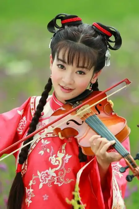 李晟多次被琼瑶点名主演其电视剧女主,可以说的上是"御用琼女郎"了,从