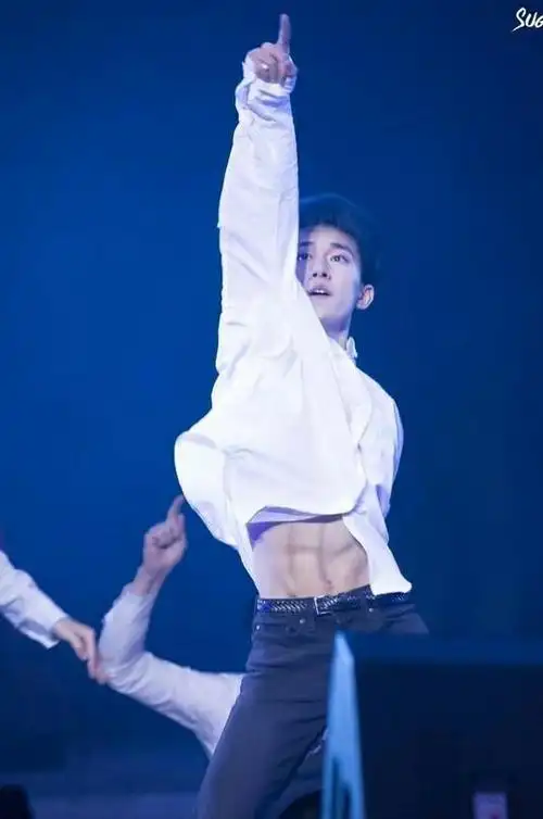 17岁的王源秀腹肌被网友夸上天那比他小黄明昊易烊千玺呢