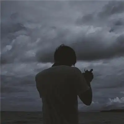 干净好看的优质背影帅气男头 海边日落氛围感很强的背影微信头像