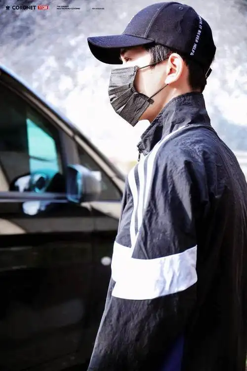 易烊千玺运动系男友!头戴棒球帽太酷帅!剑眉星目太吸晴!