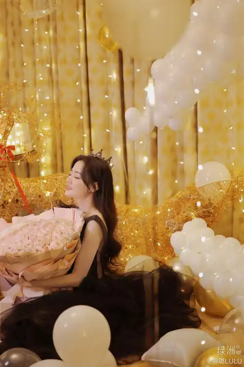 28 徐璐】吹蜡烛,许愿,吃蛋糕.每个步骤乖.