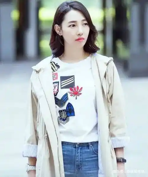 37岁白百何放开玩,与多名男友人打羽毛球,摔倒坐地一脸开心_陈羽凡