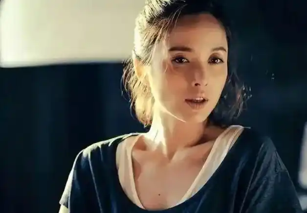 她命真好,二婚嫁靳东为妻,生下一双帅气儿子,一家四口幸福美满_李佳