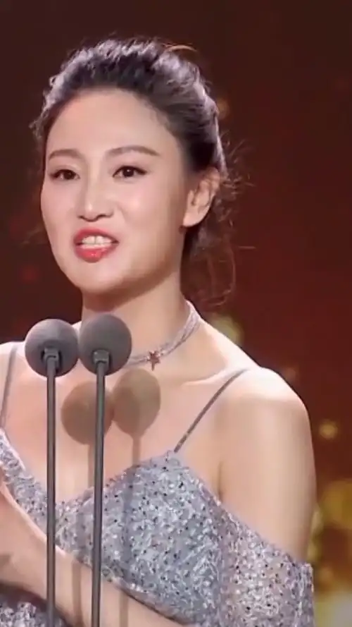 侯梦莎一席银色长裙亮相,优雅端庄气质凸出她演的女警官!