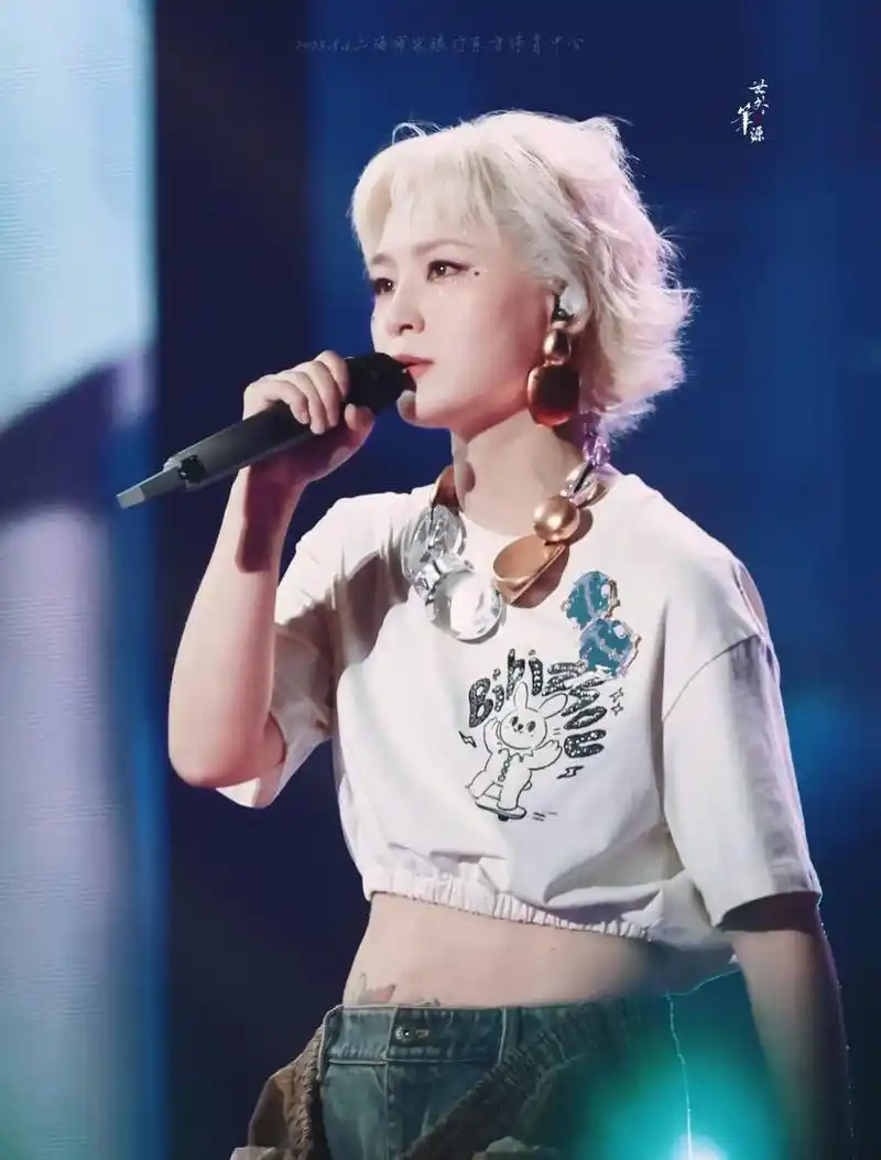 周笔畅金发造型惊艳,裤腰能否再高点?小腹纹身略失望