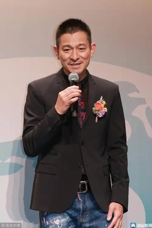 刘德华参加活动身形消瘦比摇滚手势卖萌