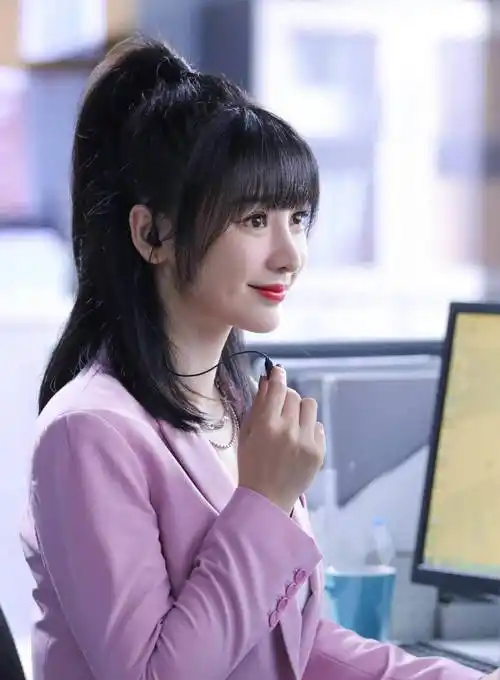 原创柳岩剪齐肩短发香槟色抹身材长裙出镜意外撞脸段奥娟