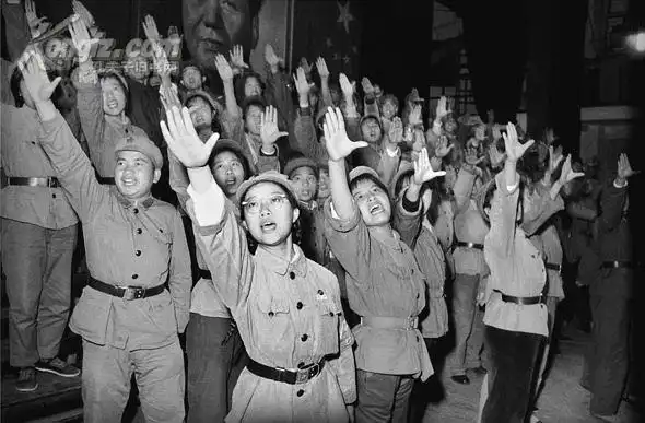 [老照片新加洗]红卫兵演出(1组4张)