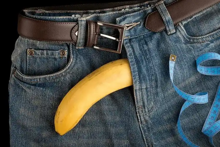 另外,长期穿紧身内裤,不健康的「撸管」习惯,也可能使丁丁长期向一侧