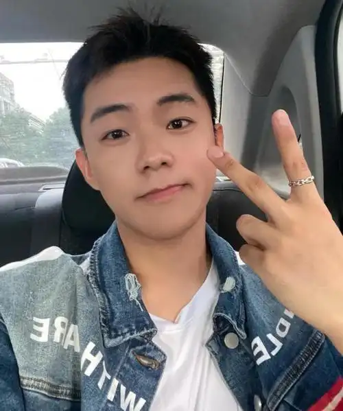 五官俊俏,酷帅有型,一张稚嫩的容颜让人着迷,网友直言:心动了