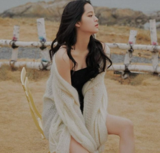 欧阳娜娜性感照公布,紧身上衣撑到开口,网友直呼"这身材发育过猛了吧"