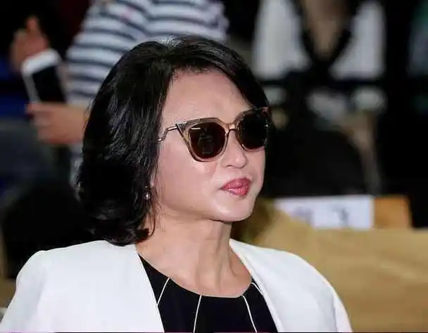 金星的传奇人生:做16个小时手术,成为中国首位变性人