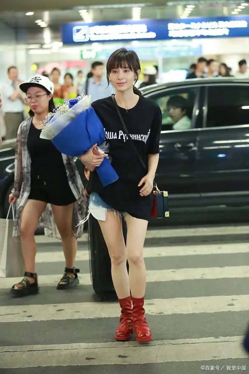 王子文:身穿黑色t恤和超短裤,搭配红色水靴鞋给人感觉好清纯