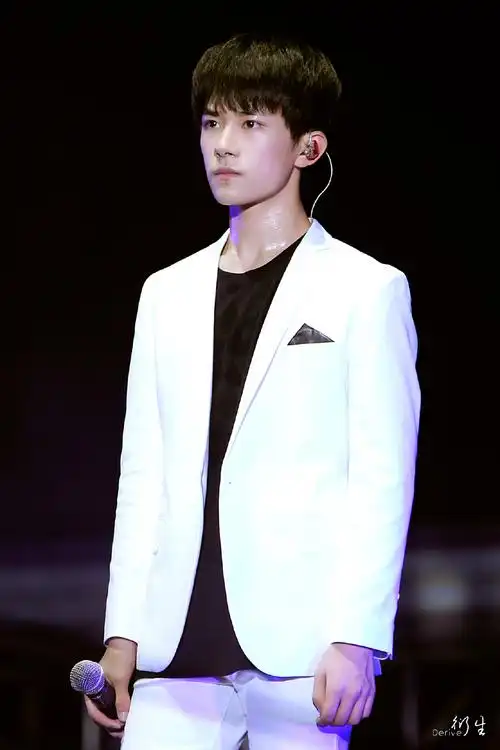 20160806 三周年北京 易烊千玺 帅气白衣王子~~(不完美小孩&样)