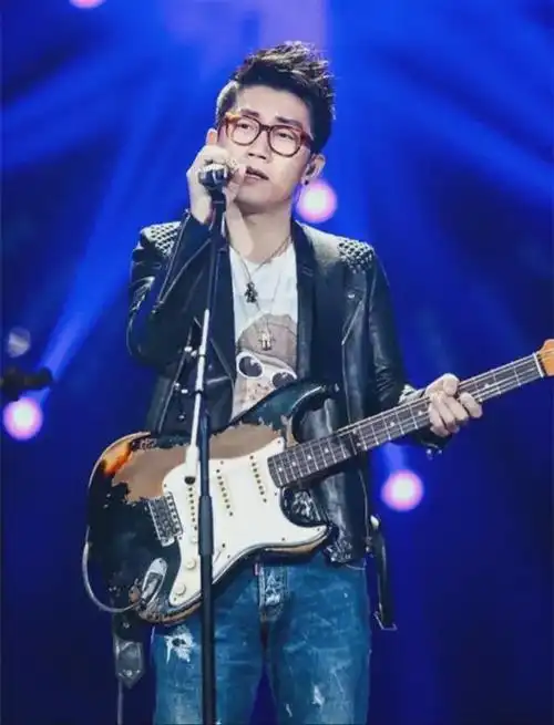 有一次,金志文和刘若英同台演出,两人的节目都是唱《为爱痴狂》