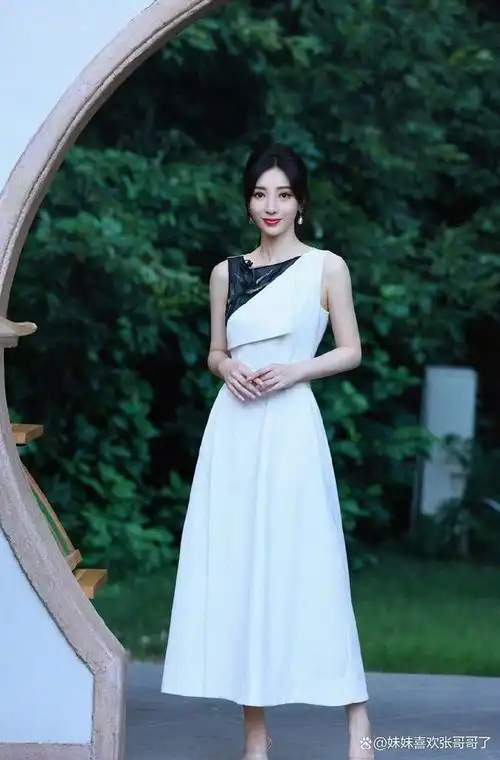 柳岩大变样!最新营业照惊艳众人,瘦身成精致清冷女神!