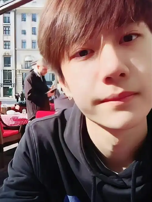 i 自拍@uniq-王一博#王一博的考古日常