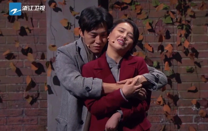 秦昊从背后一把搂住马思纯,有谁注意他手抓的位置?网友狂按暂停键