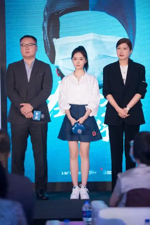 果然是大一新生样赵今麦出活动穿衬衫配牛仔短裙清纯有活力