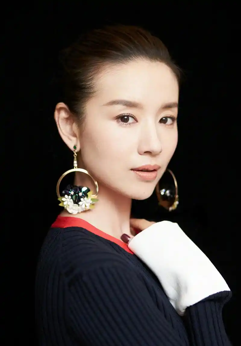 董洁:气质不凡,明艳动人