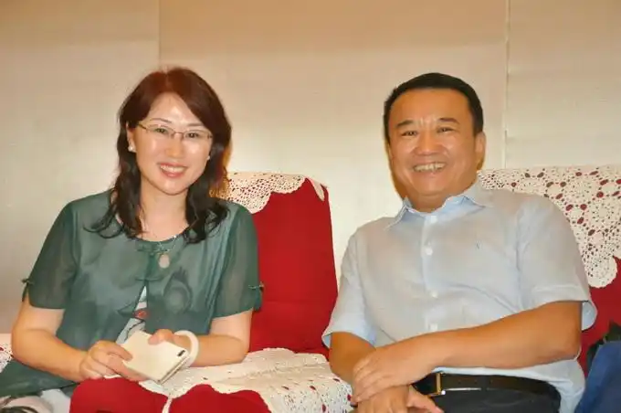 著名作家石钟山(右),瑞娴(左)在"ip一体化"高端主题论坛上