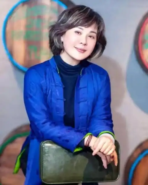 一代女神丛珊白发不染60岁尝试中式风皮肤光滑白嫩不显老