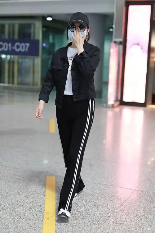 闫妮状态真挺好穿单肩上衣配阔腿裤高调吸睛但看眼睛有点显老