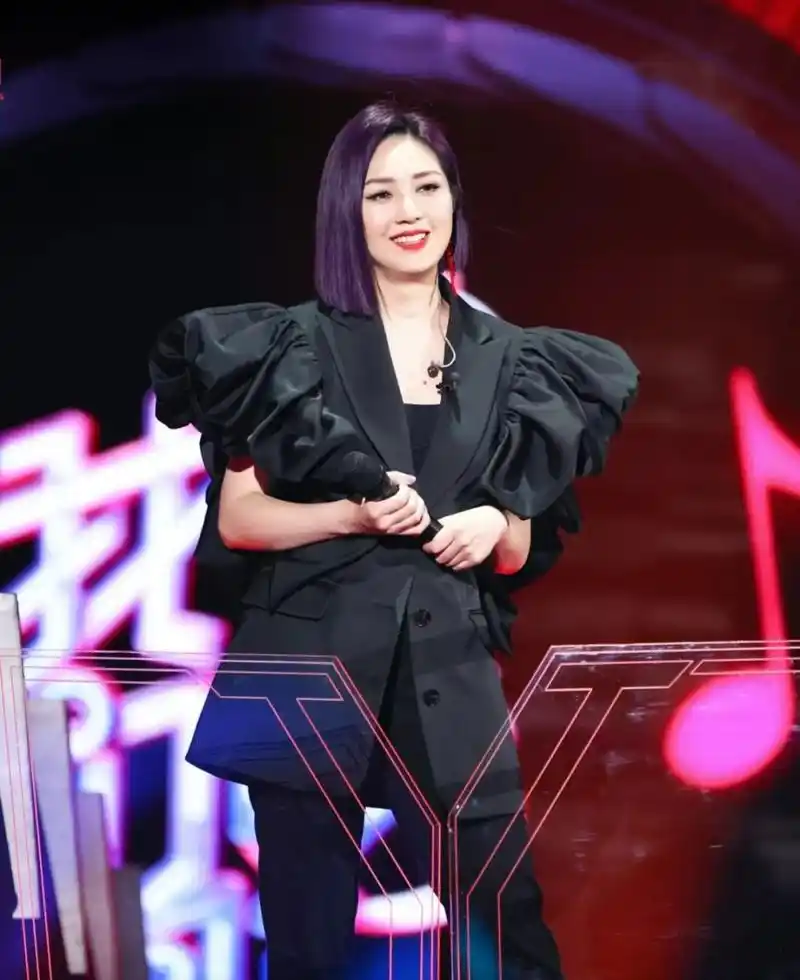 没有温柔唯有"孤勇"|处处吻|杨千嬅|郑秀文_新浪新闻