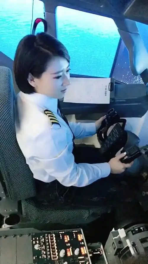 美女机长,人美开飞机的姿势更美
