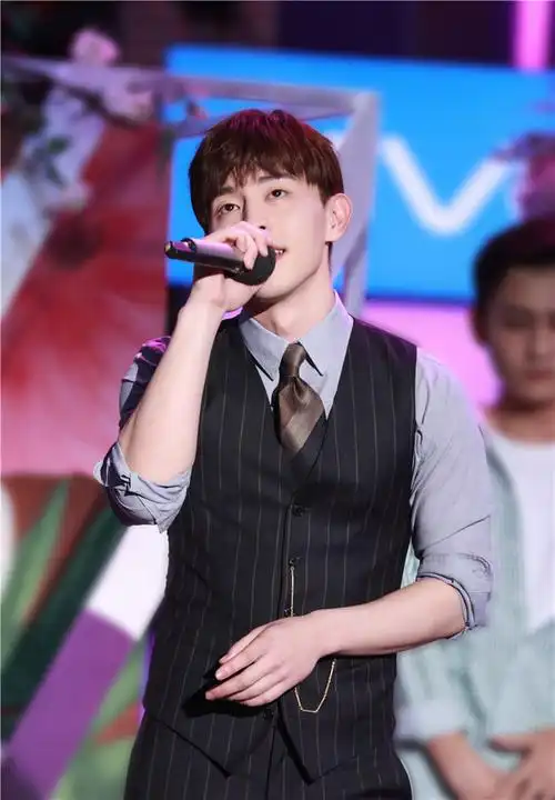 《快乐大本营》邓伦甜蜜献唱 陪你嗨翻国庆!