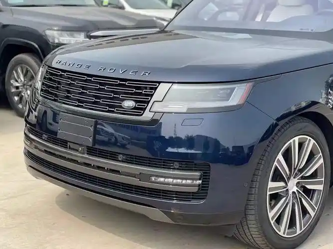 实拍2021最新款路虎揽胜行政3.0t 天津港报价与配置解析