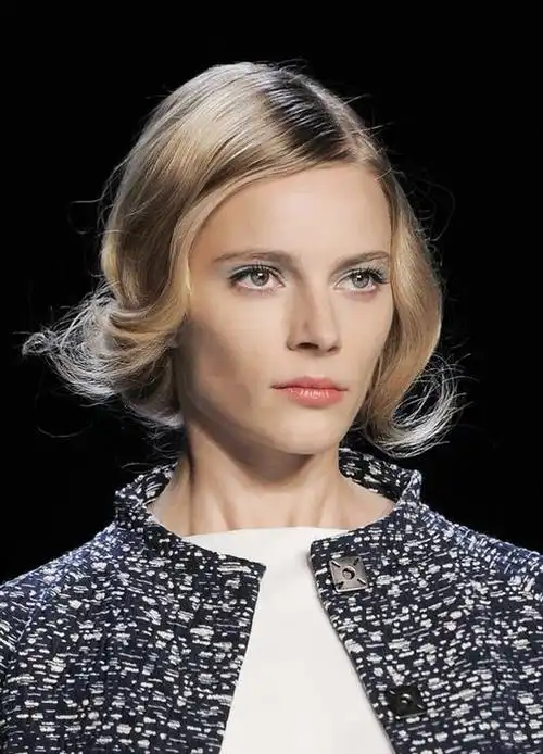 欧美女士个性复古卷发图片尽显成熟娇媚女人味