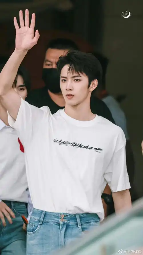 刘耀文剪短发了