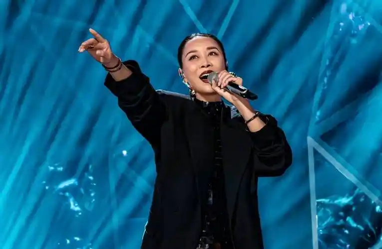 《歌手》那英终于夺冠!激动到不顾男女有别,当着全国网友亲杨杨