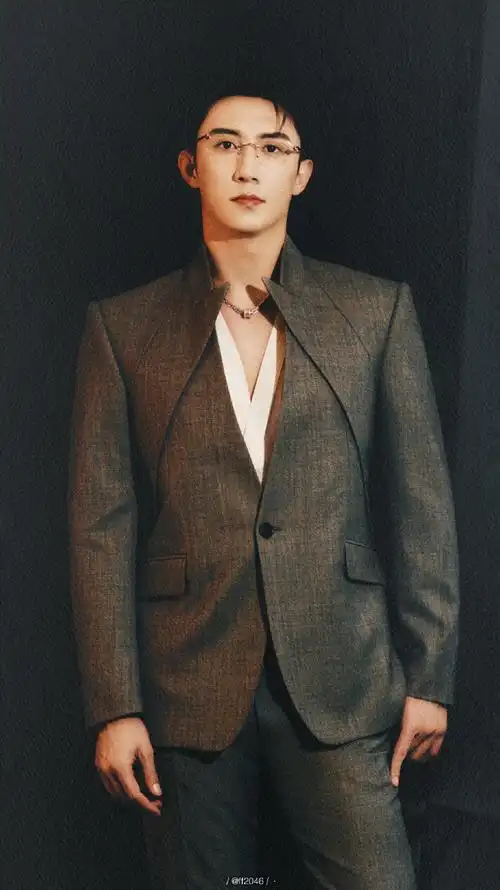黄景瑜今天穿什么##黄景瑜微博之夜#20240113微博之夜look 2西装