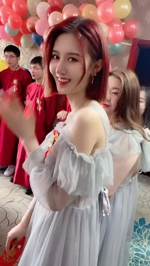 又高又漂亮的伴娘,回眸一笑太美了