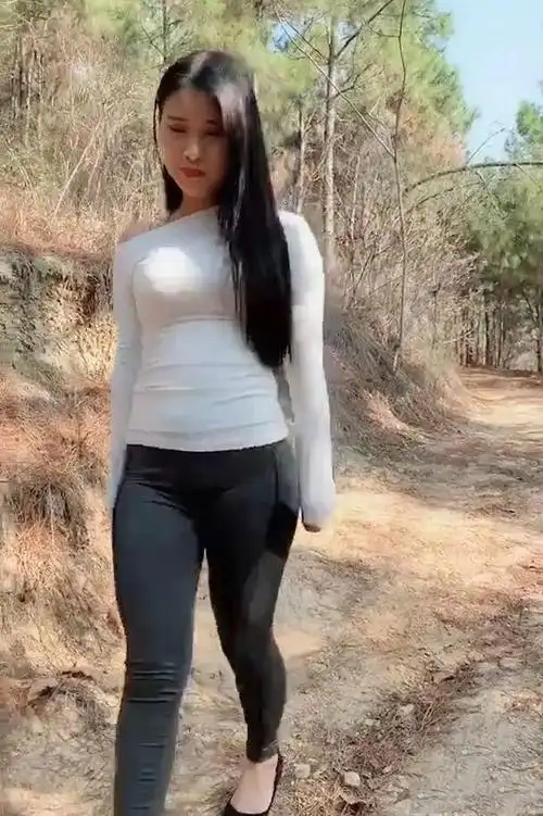 街拍微胖女人穿上紧身裤给人一种格格不入的乡村美