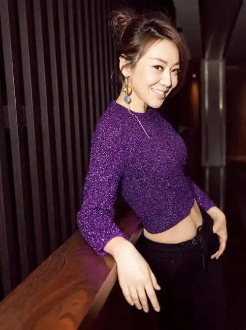 49岁闫妮只是及减了个肥穿紫色毛衣配紧身长裤轻松嫩回28岁